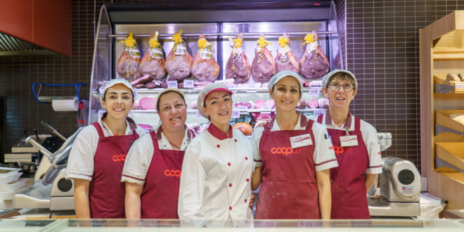 Da sinistra: Irene Ferraro - Claudia Gerini - Laura Pellegrini, Caporeparto Gastronomia e Forneria - Silvia Sandroni - Lucia Marioni.